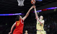 开运体育活动-队员助攻，传球精准打破僵局