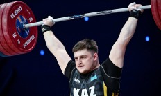 开运体育新闻-俄罗斯举重选手力挫对手夺冠