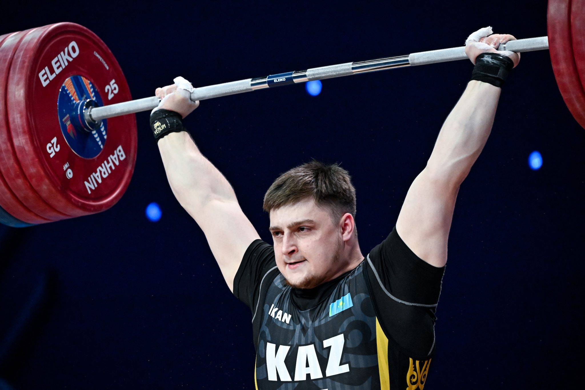 俄罗斯举重选手力挫对手夺冠