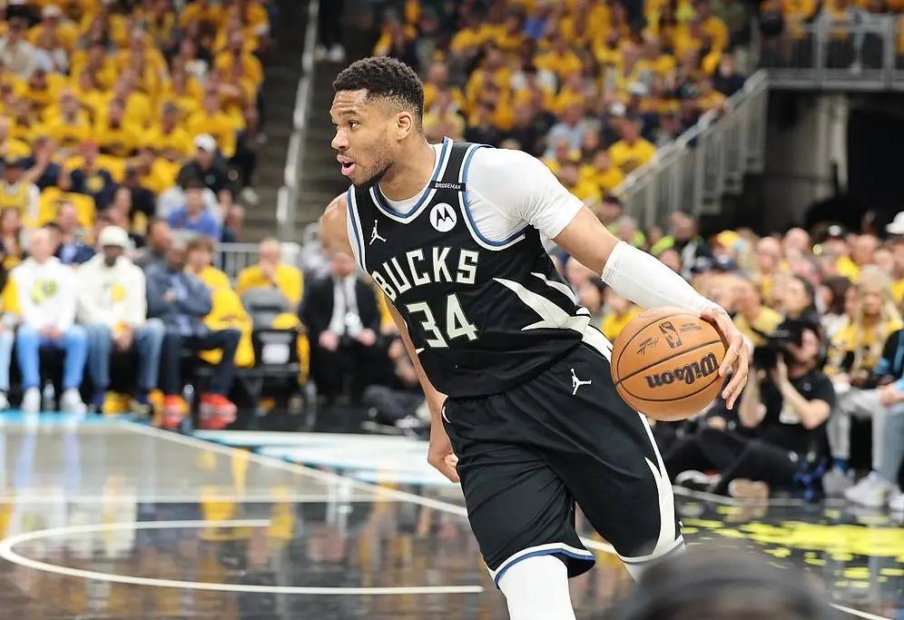 开拓者大胜雄鹿，保持主场不败的简单介绍