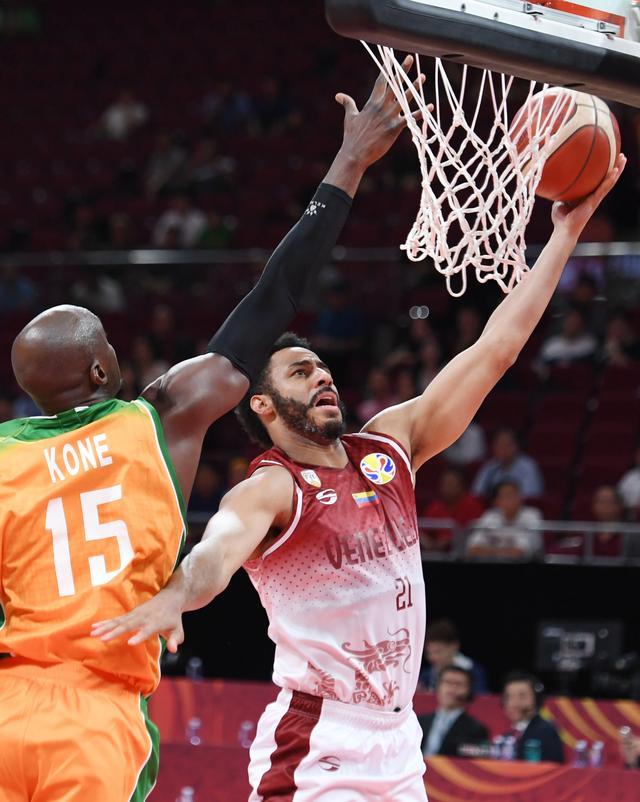 委内瑞拉队逆袭挫败科特迪瓦队，晋级