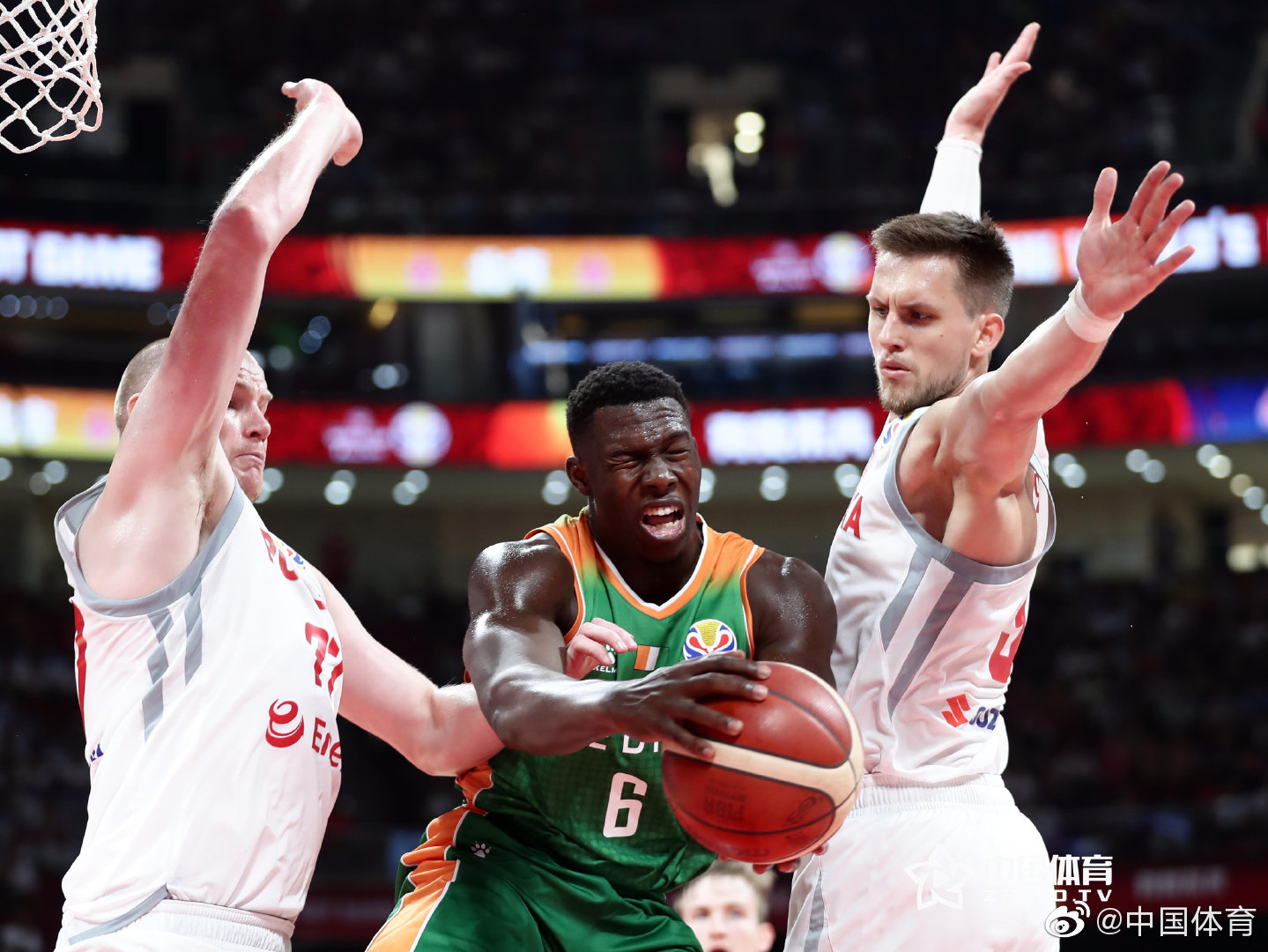 委内瑞拉队逆袭挫败科特迪瓦队，晋级