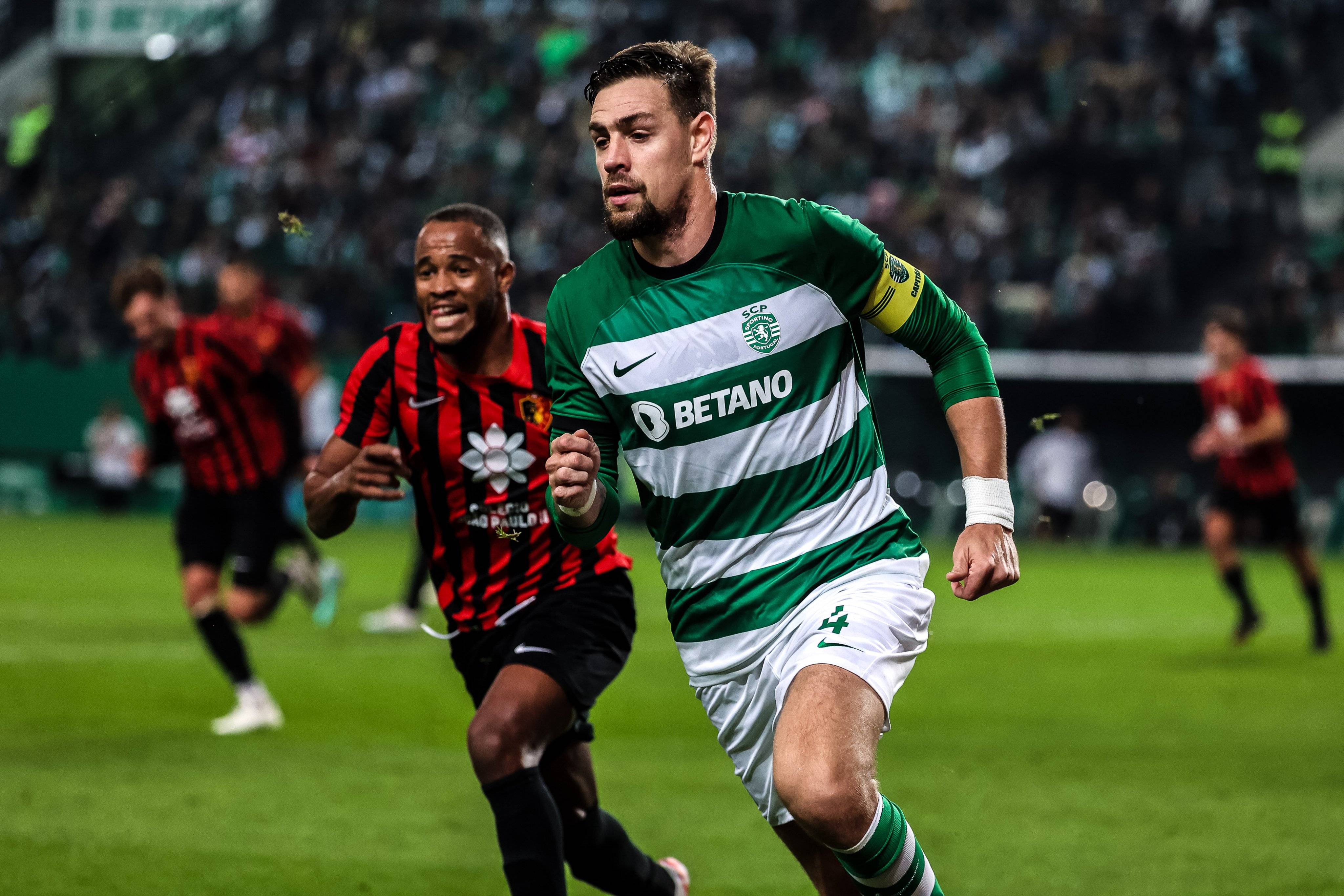 里尔主帅谈战术调整，力争胜利保持领先位置的简单介绍