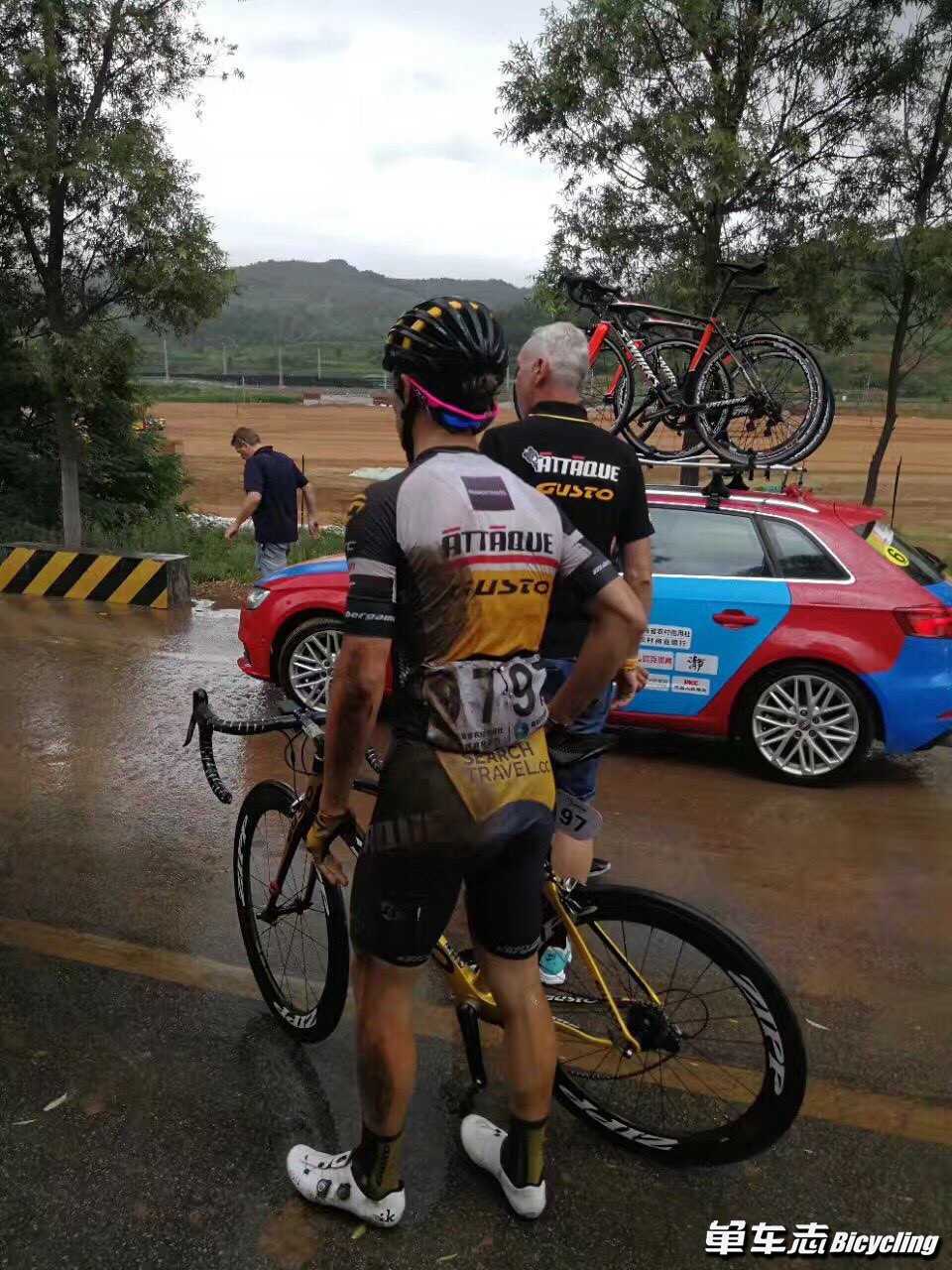 比赛中出现争执,裁判介入调解 比赛中出现争执,裁判介入调解