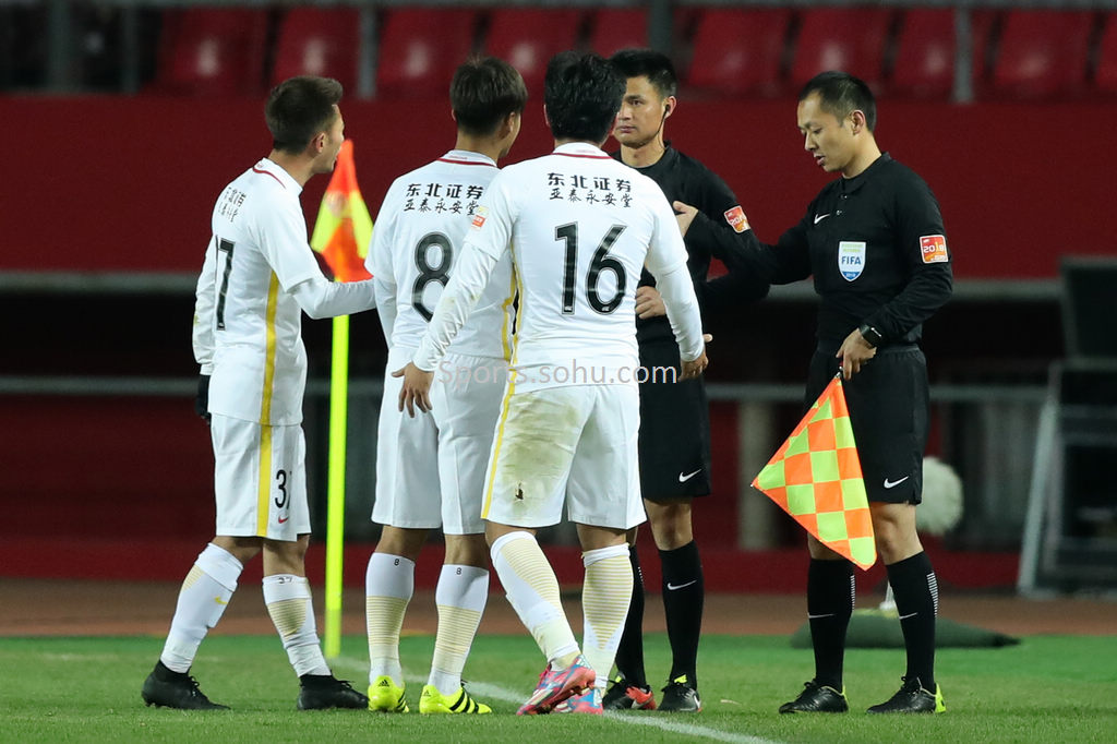 比赛中出现争执,裁判介入调解 比赛中出现争执,裁判介入调解