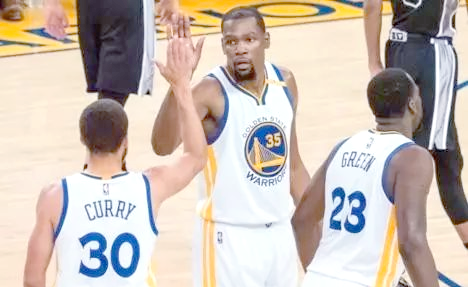 勇士队险胜马刺,抢占胜利关键 勇士队险胜马刺,抢占胜利关键