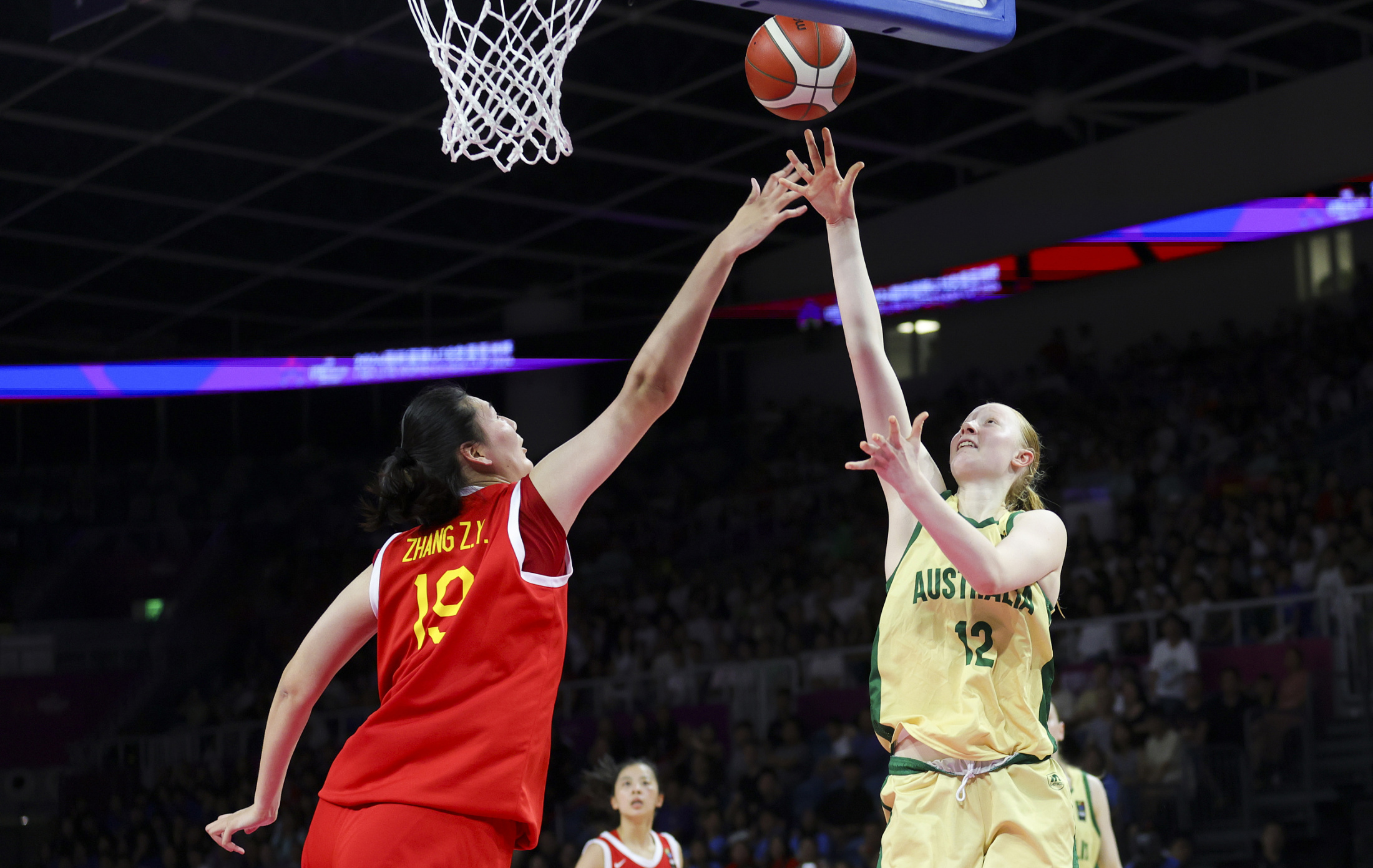 队员助攻，传球精准打破僵局