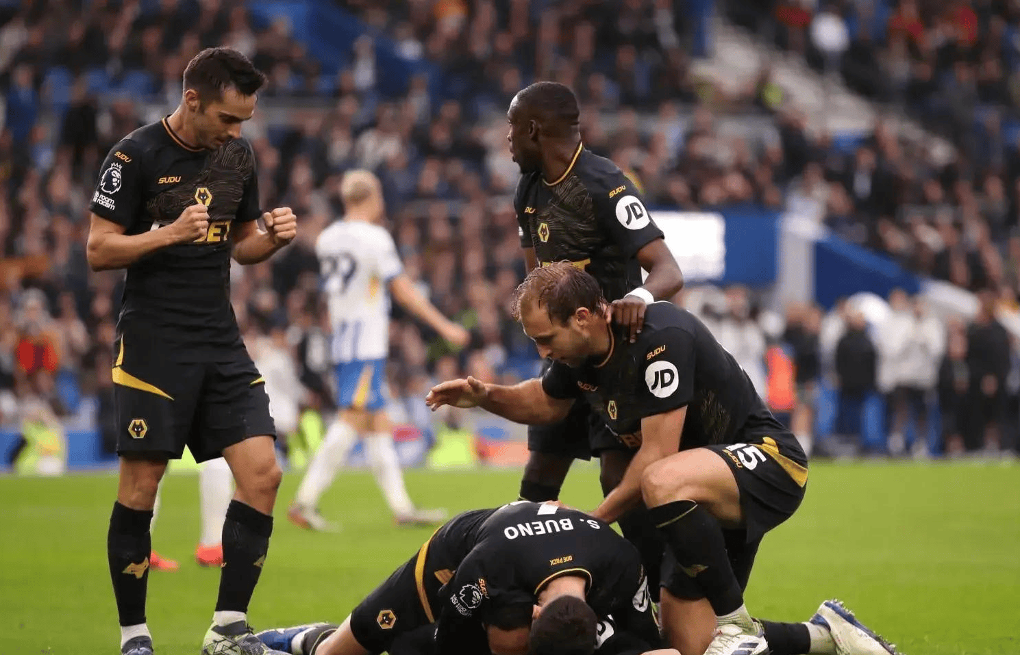 包含深圳亚泰破天荒胜福建，领跑积分榜强势领先的词条