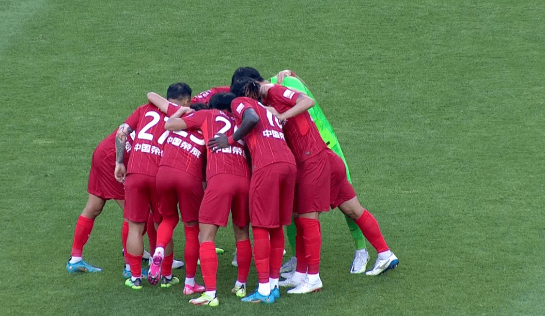 包含深圳亚泰破天荒胜福建，领跑积分榜强势领先的词条