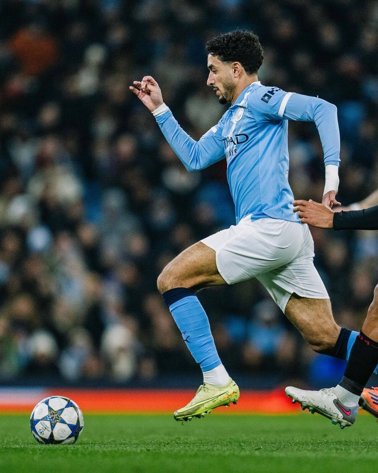 曼城主场气氛热烈，全队斗志昂扬的简单介绍