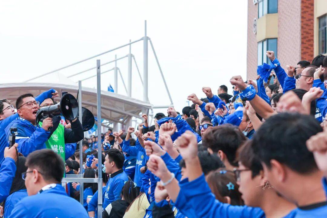 赛场热度飙升，球迷狂热呐喊声不绝于耳的简单介绍